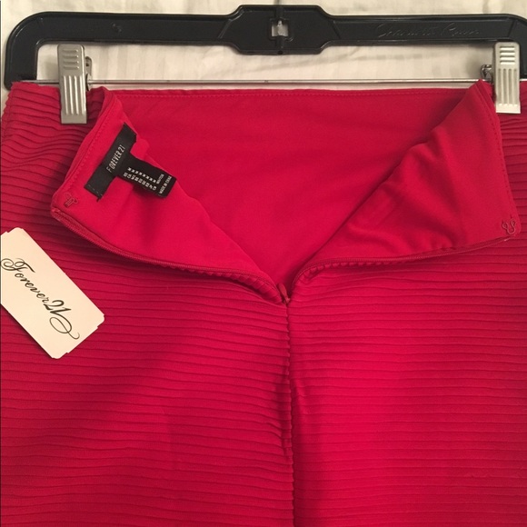 Red Ribbed Mini Skirt - Picture 4 of 8